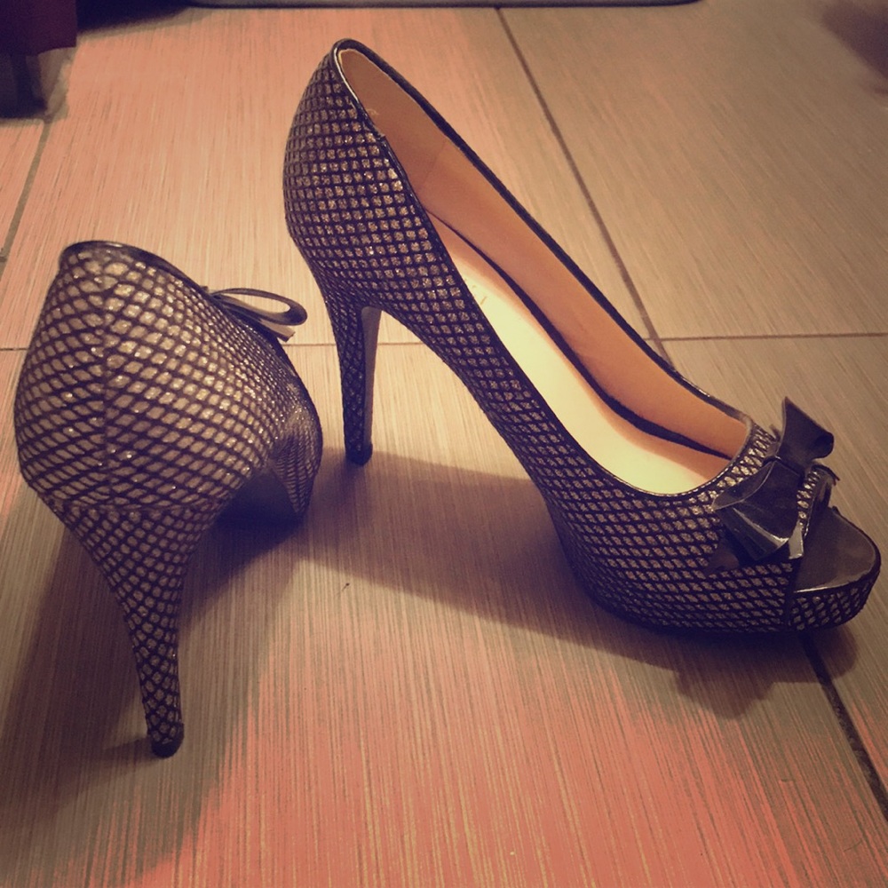 Nine West black and gold heels